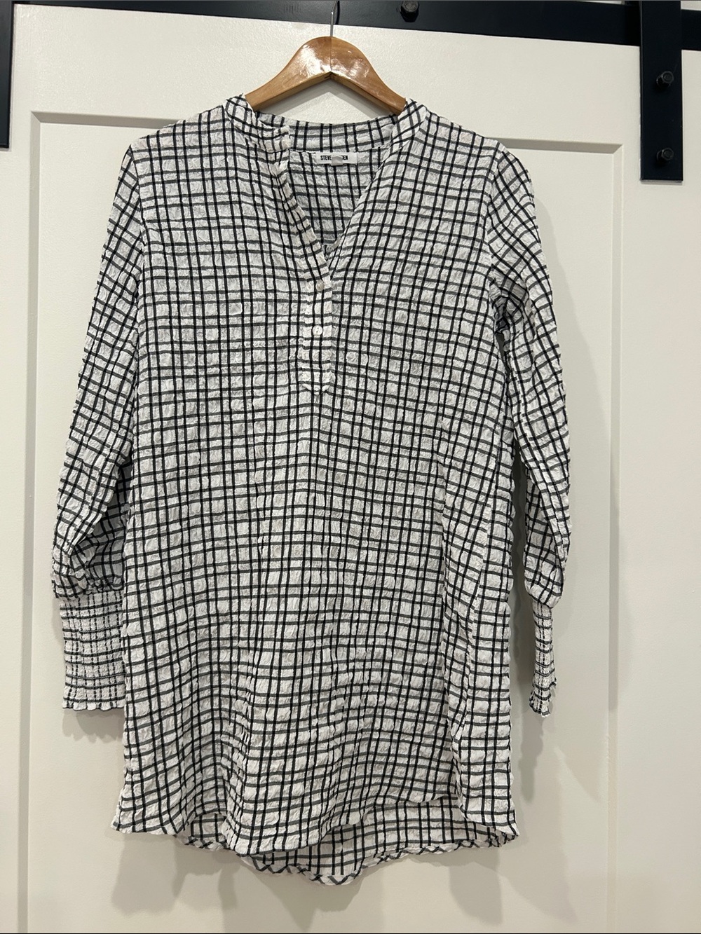 Steve Madden Black and White Cuffed Sleeve Tunic